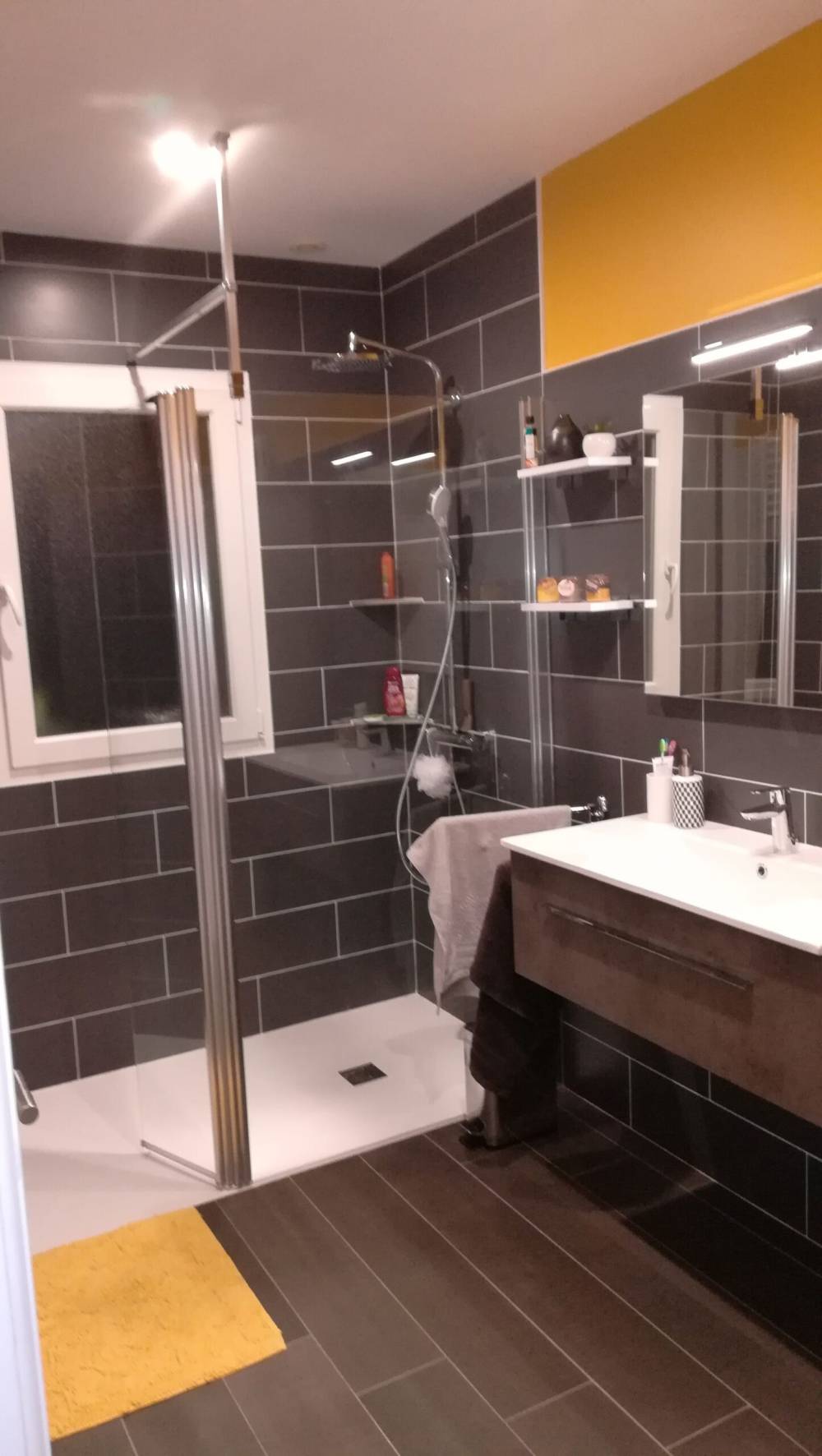 salle de bain noire et jaune