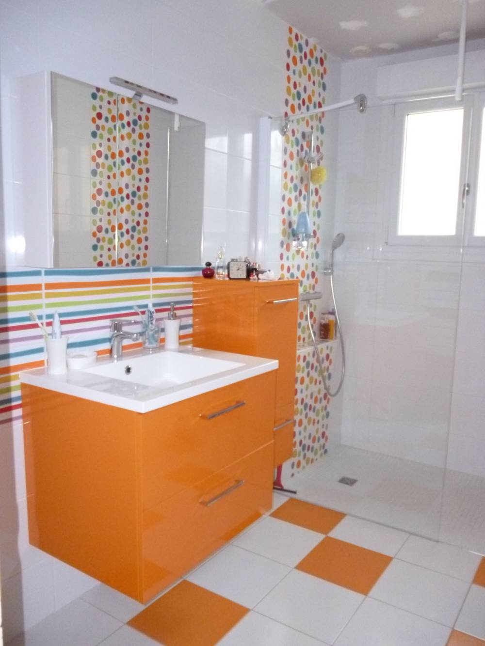salle d'eau colorée