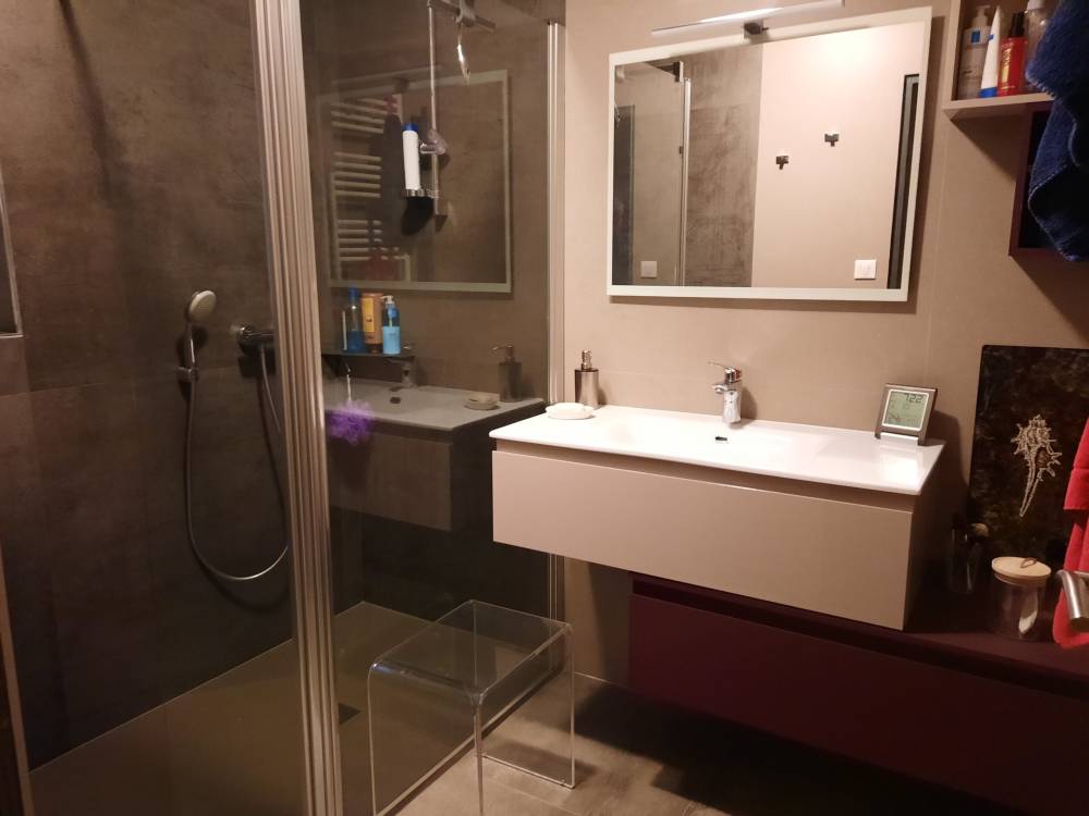 salle de bain bordeaux et noire
